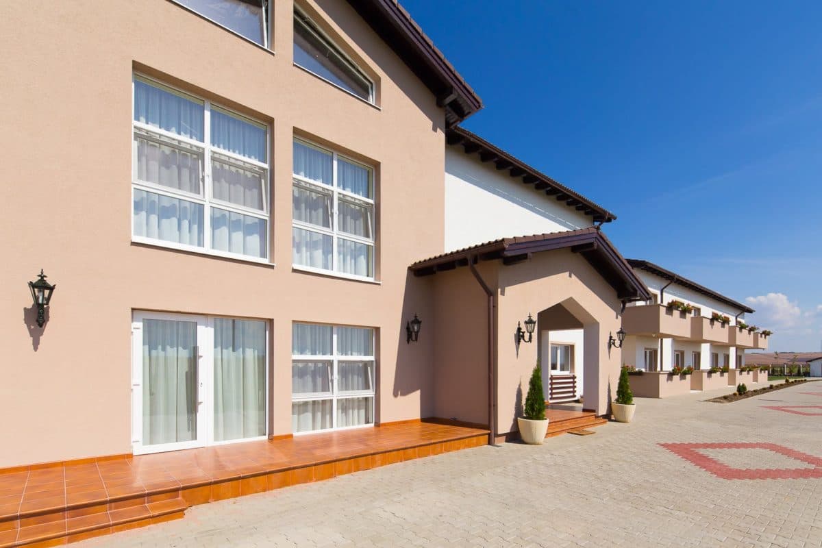 Clădirea principală și intrarea centrului de seniori Maria Theresia Sibiu