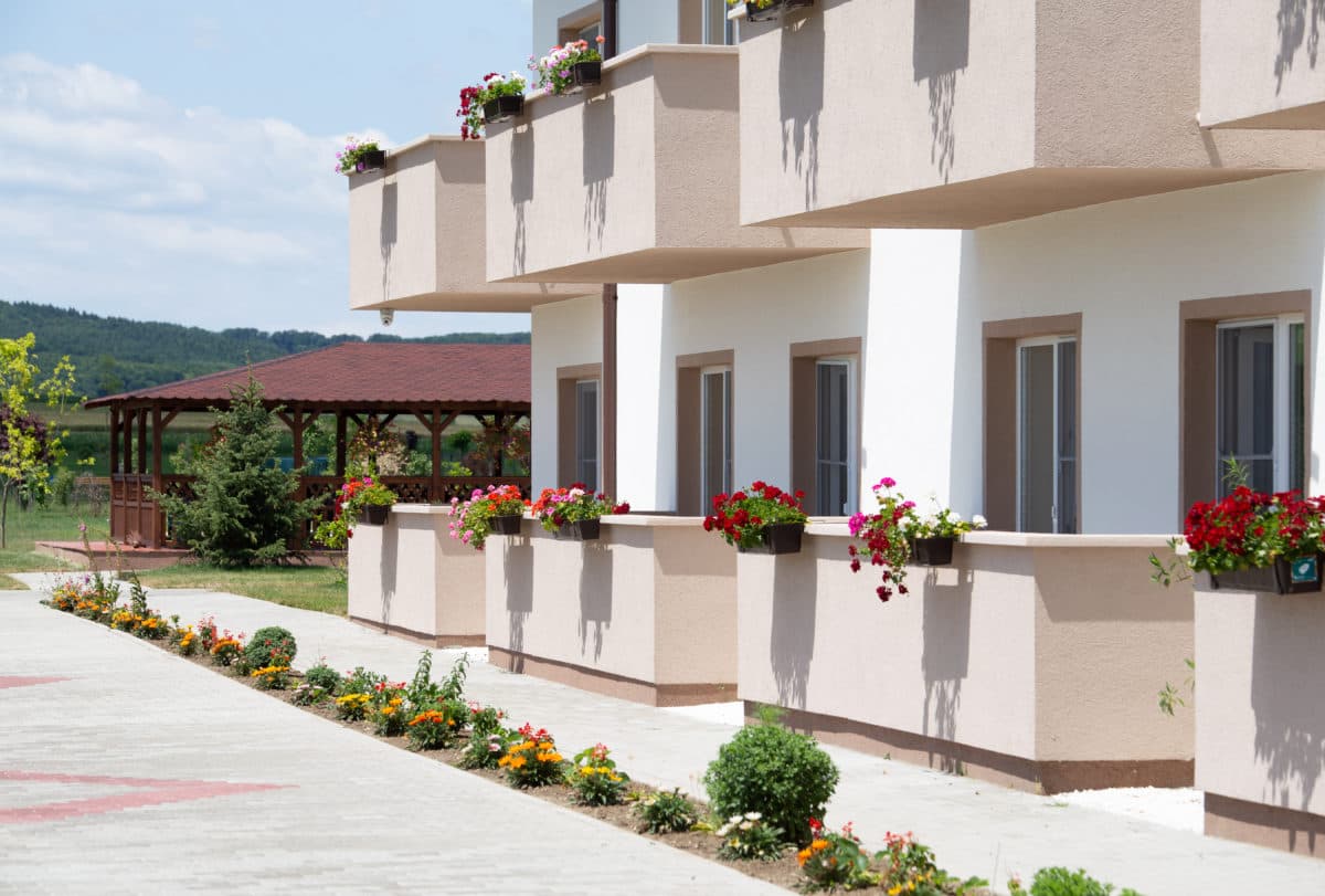 Fațada principală a centrului de seniori Maria Theresia cu flori și balcoane, Sibiu