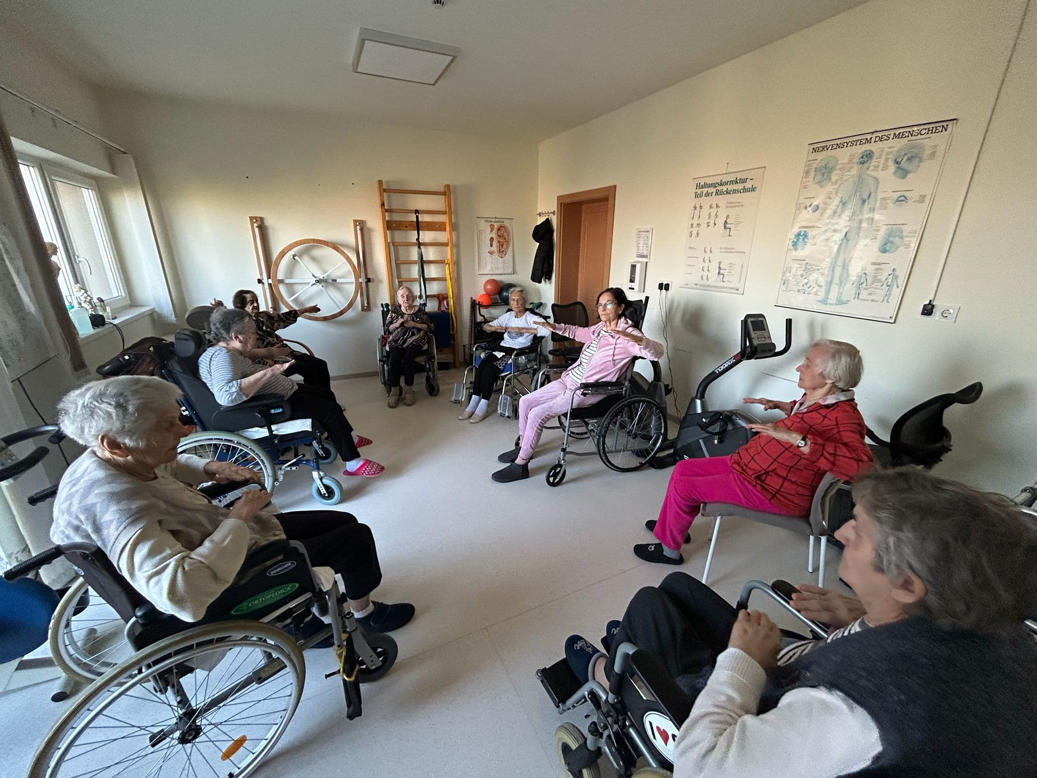 Ședință de kinetoterapie de grup cu instructor la centrul Maria Theresia Sibiu