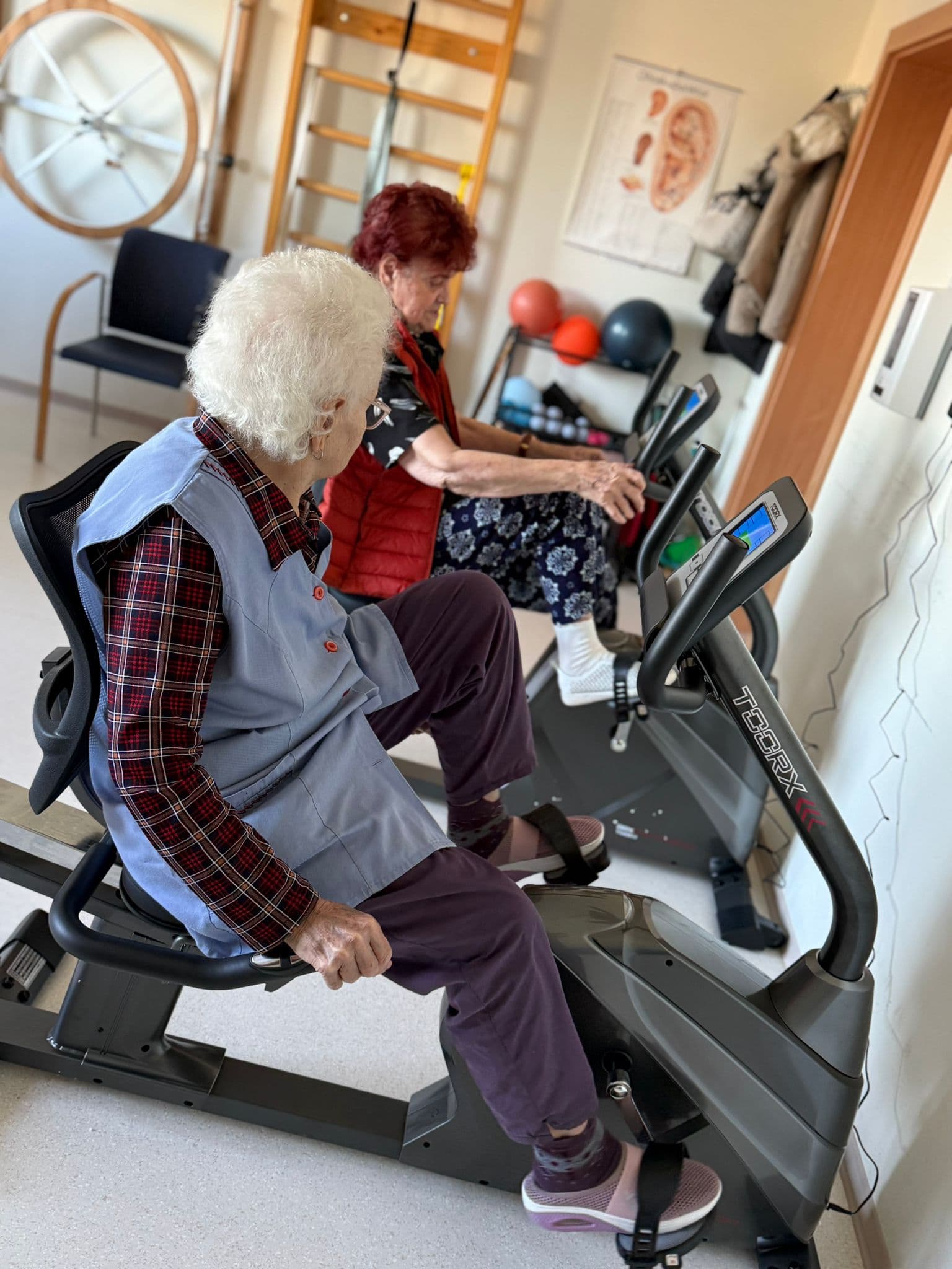 Două biciclete recumbente în sala de recuperare la centrul Maria Theresia Sibiu