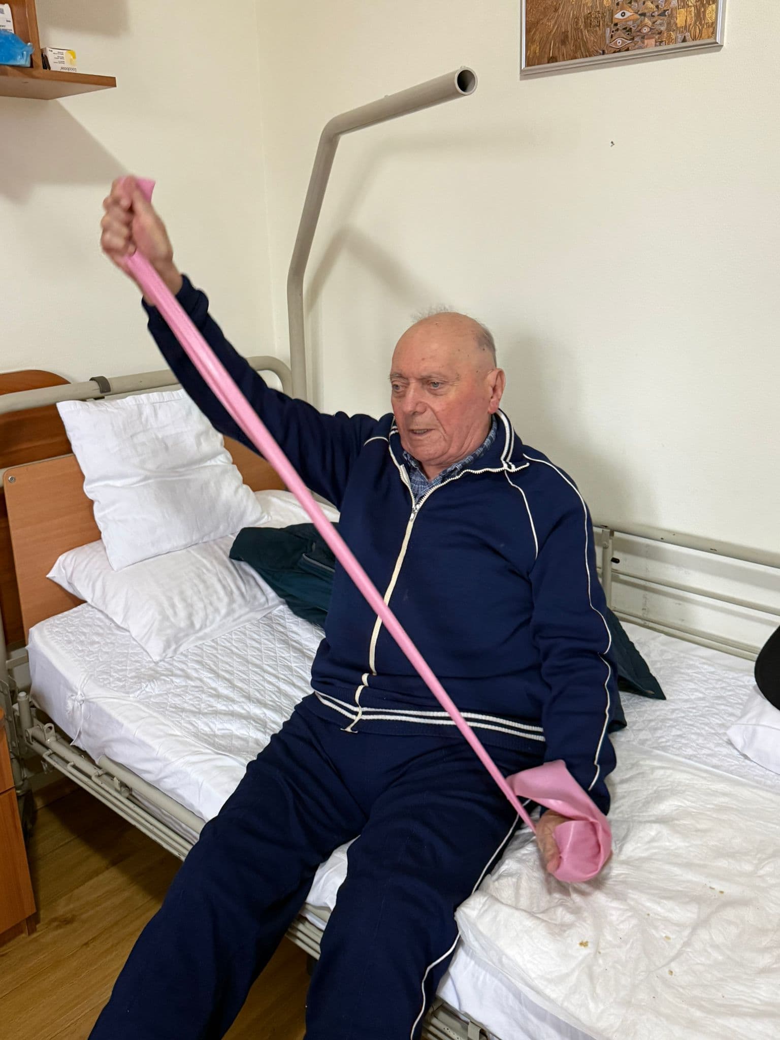 Exercițiu cu bandă elastică la pat pentru recuperare traumatologică, centrul Maria Theresia