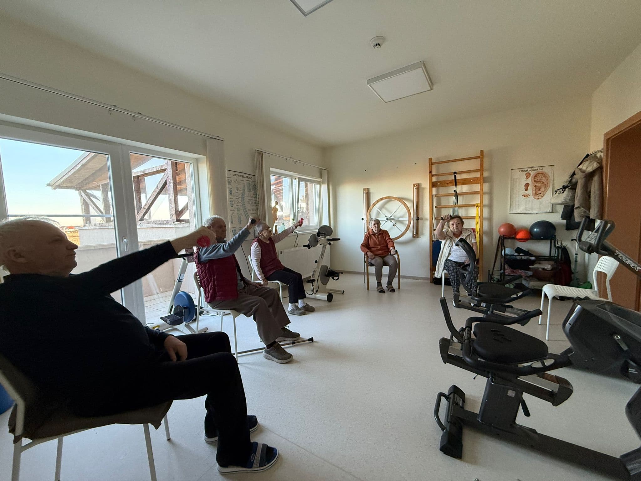 Sala de kinetoterapie cu echipamente pentru recuperare neurologică, centrul Maria Theresia Sibiu