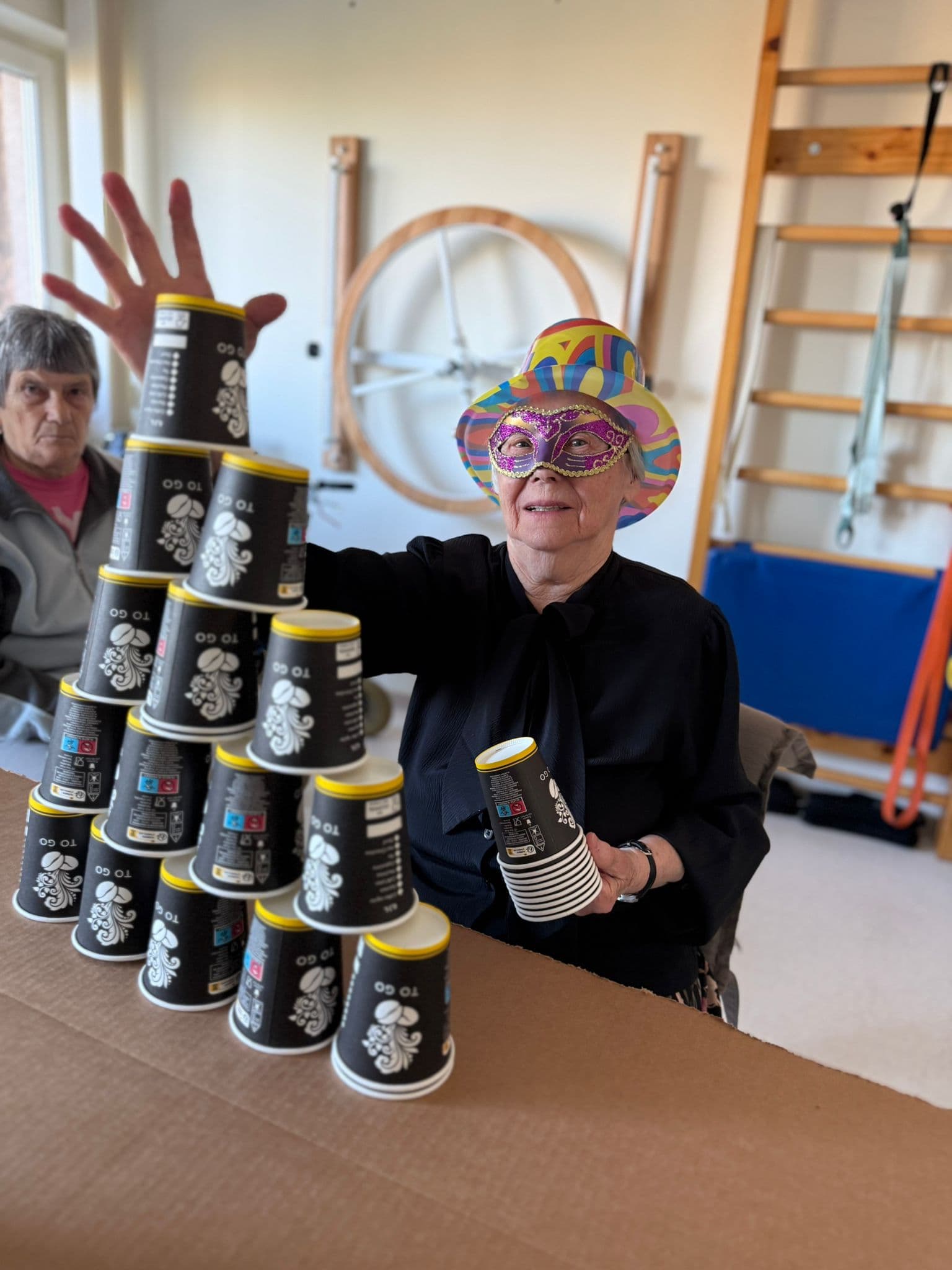 Petrecere de carnaval cu măști pentru seniori la centrul Maria Theresia Sibiu